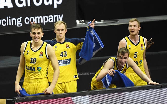 Basketball, Men, 2020 2021 season, EuroLeague 34 matchday , Alba Berlin Red Star Belgrade, v l Tim Schneider Alba Berlin , Luke Sikma Alba Berlin , Malte Delow Alba Berlin , Niels Giffey Alba Berlin , 08 04 2021, Copyright: xSebastianxRäppoldx xMatthiasxKox