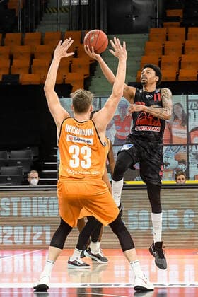 GER, BBL, ratiopharm ulm vs JobStairs GIESSEN 46ers 27 02 2021, ratiopharm arena, Neu Ulm, GER, BBL, ratiopharm ulm vs JobStairs GIESSEN 46ers, pictured Thomas Klepeisz Ulm, 22 , Diante Maurice Garrett Giessen, 11 nordphotoxGmbHx xHafner nph00200