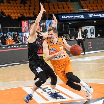 GER, BBL, ratiopharm ulm vs JobStairs GIESSEN 46ers 27 02 2021, ratiopharm arena, Neu Ulm, GER, BBL, ratiopharm ulm vs JobStairs GIESSEN 46ers, in the picture Andreas Obst Ulm, 13 prevails against Ferdinand Zylka Giessen, 20 nordphotoxGmbHx xHafner nph00200