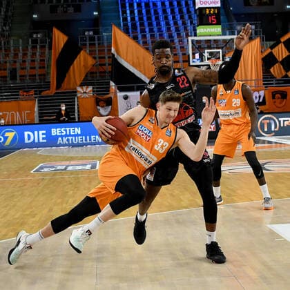 GER, BBL, ratiopharm ulm vs JobStairs GIESSEN 46ers 27 02 2021, ratiopharm arena, Neu Ulm, GER, BBL, ratiopharm ulm vs JobStairs GIESSEN 46ers, in picture Patrick Heckmann Ulm, 33 with full body against Chad Brown Giessen, 22 nordphotoxGmbHx xHafner nph00200