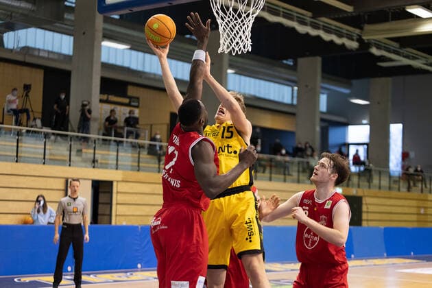Eddy Edgin Jr Bayer Giants Leverkusen, 17 Jekabs Beck Tigers Tübingen, 15 ¨¨¨Tigers Tübingen vs Bayer Giants Leverkusen, 2 Basketball, Bundesliga, Pro A, Barmer 2 Basketball, Spieltag 30, Spielzeit 2020 2021, 10 04 2021, ¨¨Tigers Tübingen Bayer Giants Leverkusen, Basketball, 2 Bundesliga, Barmer 2 Basketball, Spieltag 30, Spielzeit 2020 2021, 10 04 2021 Rottenburg am Neckar. Copyright: xNinaxSander xEibnerxPressefotoxIx EP_NSR