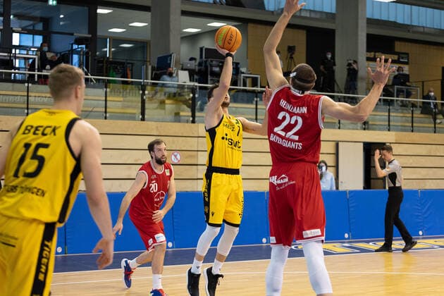 Besnik Bekteshi Tigers Tübingen, 7 Dennis Heinzmann Bayer Giants Leverkusen, 22 ¨¨¨Tigers Tübingen vs Bayer Giants Leverkusen, 2 Basketball, Bundesliga, Pro A, Barmer 2 Basketball, Spieltag 30, Spielzeit 2020 2021, 10 04 2021, ¨¨Tigers Tübingen Bayer Giants Leverkusen, Basketball, 2 Bundesliga, Barmer 2 Basketball, Spieltag 30, Spielzeit 2020 2021, 10 04 2021 Rottenburg am Neckar. Copyright: xNinaxSander xEibnerxPressefotoxIx EP_NSR
