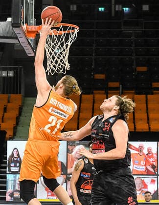 GER, BBL, ratiopharm ulm vs JobStairs GIESSEN 46ers 27 02 2021, ratiopharm arena, New Ulm, GER, BBL, ratiopharm ulm vs JobStairs GIESSEN 46ers, pictured Dylan Osetkowski Ulm, 21 goes to the basket, John Bryant Giessen, 54 nordphotoxGmbHx xHafner nph00200