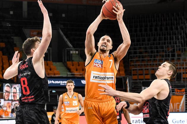 GER, BBL, ratiopharm ulm vs JobStairs GIESSEN 46ers 27 02 2021, ratiopharm arena, Neu Ulm, GER, BBL, ratiopharm ulm vs JobStairs GIESSEN 46ers, in the picture John Petrucelli Ulm, 7 is fighting against Alen Phanic Giessen, 8 and Scottie James JR Giessen, 31 nordphotoxGmbHx xHafner nph00200