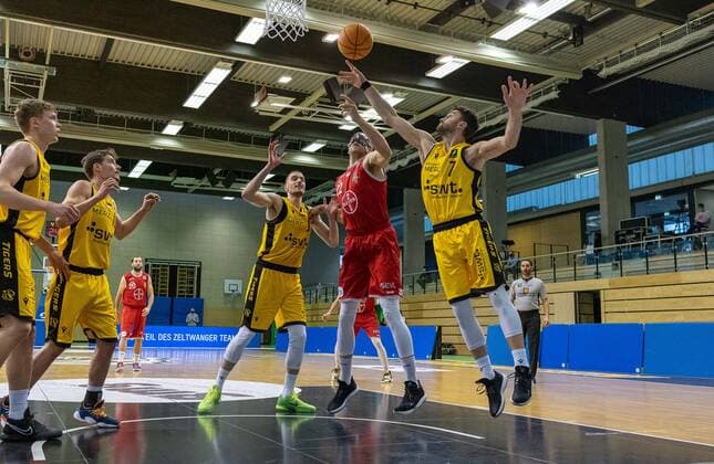 Dennis Heinzmann Bayer Giants Leverkusen, 22 , Besnik Bekteshi Tigers Tübingen, 7 ¨¨Tigers Tübingen vs Bayer Giants Leverkusen, 2 Basketball, Bundesliga, Pro A, Barmer 2 Basketball, Spieltag 30, Spielzeit 2020 2021, 10 04 2021, ¨¨Tigers Tübingen Bayer Giants Leverkusen, Basketball, 2 Bundesliga, Barmer 2 Basketball, Spieltag 30, Spielzeit 2020 2021, 10 04 2021 Rottenburg am Neckar. Copyright: xDennisxDuddek xEibnerxPressefotox EP_DDU