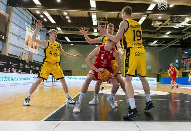 Valentin Blass Bayer Giants Leverkusen, 8 , Elias Valtonen Tigers Tübingen, 19 ¨¨Tigers Tübingen vs Bayer Giants Leverkusen, 2 Basketball, Bundesliga, Pro A, Barmer 2 Basketball, Matchday 30, Season 2020 2021, 10 04 2021, ¨¨ Tigers Tübingen Bayer Giants Leverkusen, Basketball, 2 Bundesliga, Barmer 2 Basketball, Matchday 30, Season 2020 2021, 10 04 2021 Rottenburg am Neckar. Copyright: xDennisxDuddek xEibnerxPressefotox EP_DDU