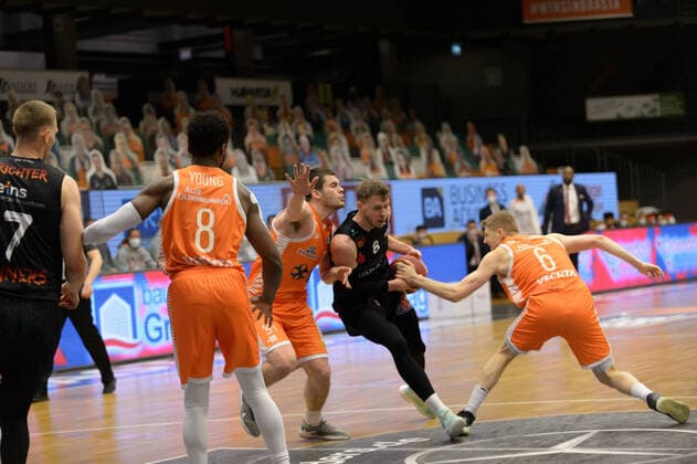 Will VORHEES 41 Rasta Vechta , Jan Niklas WIMBERG 8 Niners Chemnitz , Tim HASBARGEN 6 Rasta Vechta Rasta Vechta vs Niners Chemnitz, Basketball, easyCredit BBL Bundesliga, 10 04 2021, 27 Matchday, Season 2020 2021 Copyright xErikxHillmer EIBNERx EP ehr Rasta Vechta vs Niners Chemnitz, Basketball, easyCredit BBL Bundesliga, 10 04 2021, 27 Matchday, Season 2020 2021 Vechta Copyright: xErikxHillmer EIBNERx EP_ehr