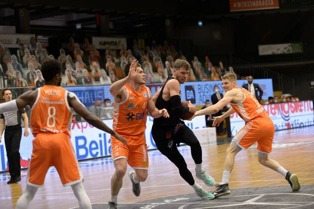 Will VORHEES 41 Rasta Vechta , Jan Niklas WIMBERG 8 Niners Chemnitz , Tim HASBARGEN 6 Rasta Vechta Rasta Vechta vs Niners Chemnitz, Basketball, easyCredit BBL Bundesliga, 10 04 2021, 27 Matchday, Season 2020 2021 Copyright xErikxHillmer EIBNERx EP ehr Rasta Vechta vs Niners Chemnitz, Basketball, easyCredit BBL Bundesliga, 10 04 2021, 27 Matchday, Season 2020 2021 Vechta Copyright: xErikxHillmer EIBNERx EP_ehr