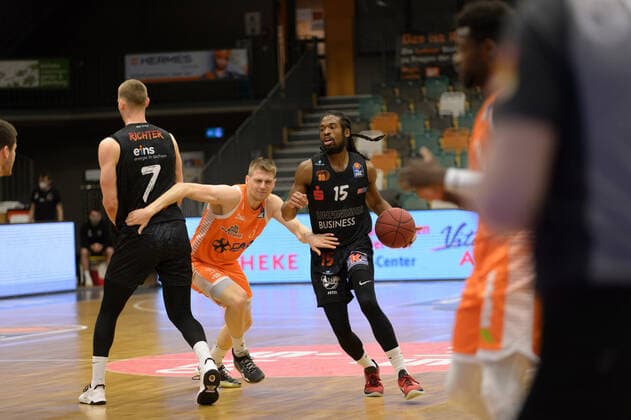 Jonas RICHTER 7 Niners Chemnitz , Tim HASBARGEN 6 Rasta Vechta , Marcus THORNTON 15 Niners Chemnitz Rasta Vechta vs Niners Chemnitz, Basketball, easyCredit BBL Bundesliga, 10 04 2021, 27 Matchday, Season 2020 2021 Copyright xErikxHillmer EIBNERx EP ehr Rasta Vechta vs Niners Chemnitz, Basketball, easyCredit BBL Bundesliga, 10 04 2021, 27 Matchday, Season 2020 2021 Vechta Copyright: xErikxHillmer EIBNERx EP_ehr