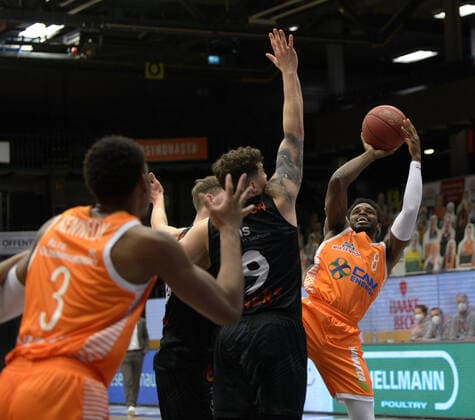 Dominique JOHNSON 9 Niners Chemnitz , Jan Niklas WIMBERG 8 Niners Chemnitz cant block Josh YOUNG 8 Rasta Vechta Rasta Vechta vs Niners Chemnitz, Basketball, easyCredit BBL Bundesliga, 10 04 2021, 27 Matchday, Season 2020 2021 Copyright xErikxHillmer EIBNERx EP ehr Rasta Vechta vs Niners Chemnitz, Basketball, easyCredit BBL Bundesliga, 10 04 2021, 27 Matchday, Season 2020 2021 Vechta Copyright: xErikxHillmer EIBNERx EP_ehr