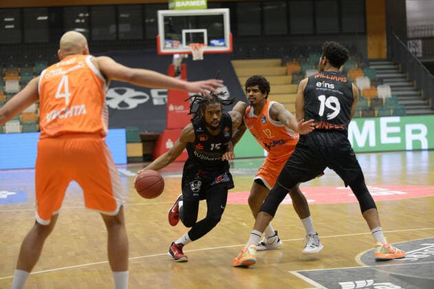 Marcus THORNTON 15 Niners Chemnitz , Edgar SOSA 12 Rasta Vechta , Jonathan WILLIAMS 19 Niners Chemnitz Rasta Vechta vs Niners Chemnitz, Basketball, easyCredit BBL Bundesliga, 10 04 2021, 27 Matchday, Season 2020 2021 Copyright xErikxHillmer EIBNERx EP ehr Rasta Vechta vs Niners Chemnitz, Basketball, easyCredit BBL Bundesliga, 10 04 2021, 27 Matchday, Season 2020 2021 Vechta Copyright: xErikxHillmer EIBNERx EP_ehr