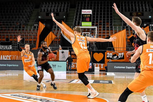 GER, BBL, ratiopharm ulm vs JobStairs GIESSEN 46ers 27 02 2021, ratiopharm arena, Neu Ulm, GER, BBL, ratiopharm ulm vs JobStairs GIESSEN 46ers, in picture Thomas Klepeisz Ulm, 22 , Jonathan Stark Giessen, 1 , Patrick Heckmann Ulm, 33 nordphotoxGmbHx xHafner nph00200