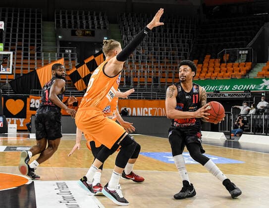 GER, BBL, ratiopharm ulm vs JobStairs GIESSEN 46ers 27 02 2021, ratiopharm arena, Neu Ulm, GER, BBL, ratiopharm ulm vs JobStairs GIESSEN 46ers, pictured Thomas Klepeisz Ulm, 22 , Diante Maurice Garrett Giessen, 11 nordphotoxGmbHx xHafner nph00200