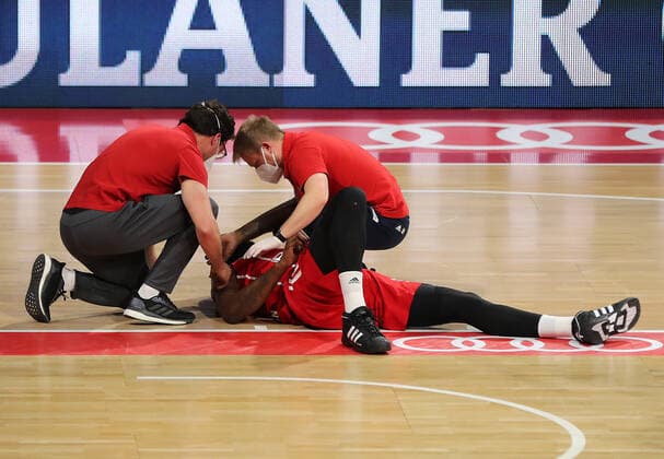 James Gist Muenchen needs treatment GER, FC Bayern Basketball vs Loewen Braunschweig, basketball, easyCredit BBL, season 2020 2021, 11 04 2021, GER, FC Bayern Basketball vs Loewen Braunschweig, basketball, easyCredit BBL, season 2020 2021, 11 04 2021, Muenchen Copyright: xEIBNER MarcelxEngelbrechtx EP_EER
