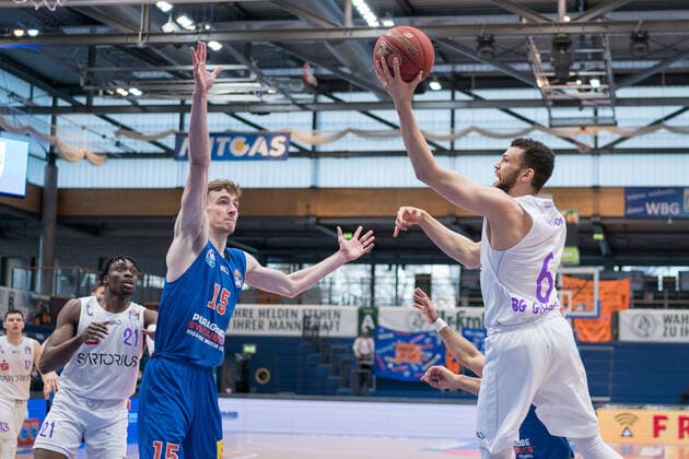 Syntainics MBC BG Goettingen, Basketball, Bundesliga, Men, 2020 2021, 28 Matchday, 13 04 2021, v l Tai Odiase Goettingen, 21 , Philipp Hartwich MBC, 12 , Luke Nelson Goettingen, 6 Syntainics MBC BG Goettingen, Basketball, Bundesliga, Men, 2020 2021, 28 Matchday, 13 04 2021, Weissenfels. Copyright: xSchulz Eibner-Pressefotox ep_esz