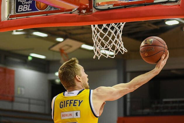 Niels Giffey 28. Spieltag, Basketball Bundesliga, Basketball Saison 2020 2021, Deutschland, easyCredit BBL, Germany, Giessen 46ers, giessen rot, Herren, Jobstairs GIESSEN 46ers - Alba Berlin, Männer, Berlin in gelb