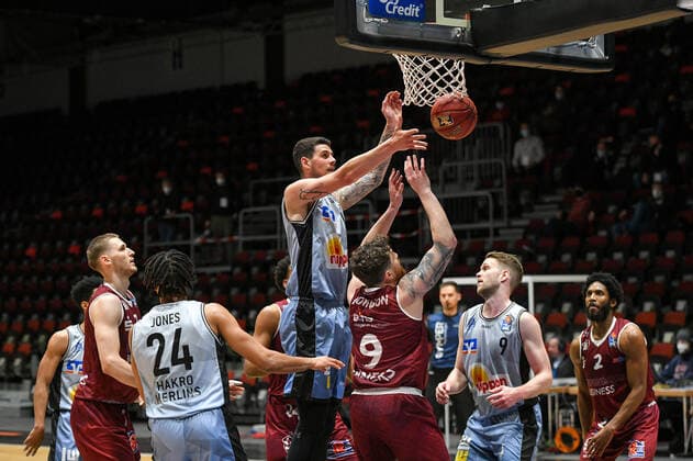 Bogdan Radosavljevic HAKRO Merlins Crailsheim at the basket, Dominique Johnson Niners Chemnitz r and Jeremy Jones HAKRO Merlins Crailsheim li , Niners Chemnitz vs HAKRO Merlins Crailsheim, 14 04 2021, easycredit Basketball Bundesliga, GER, Season 2020 21 Niners Chemnitz vs HAKRO Merlins Crailsheim, 14 04 2021, easycredit Basketball Bundesliga, GER, Season 2020 21 Chemnitz Copyright: xBertxHarzer xEibner-xPressefotox