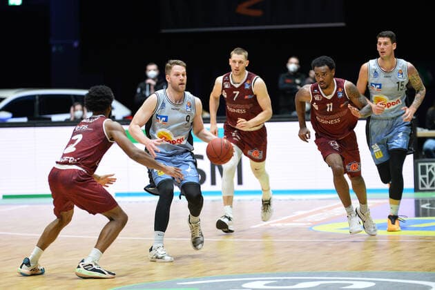 Fabian Bleck HAKRO Merlins Crailsheim on the ball, Terrell Harris Niners Chemnitz li , Niners Chemnitz vs HAKRO Merlins Crailsheim, 14 04 2021, easycredit Basketball Bundesliga, GER, Season 2020 21 Niners Chemnitz vs HAKRO Merlins Crailsheim, 14 04 2021, easycredit Basketball Bundesliga, GER, Season 2020 21 Chemnitz Copyright: xBertxHarzer xEibner-xPressefotox