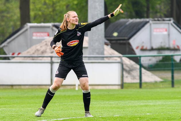 Manon Klett Goalkeeper Cologne, 30 gives instructions, gesticulates, gesticulate with arms, gives instructions, gesticulate, crop, full body, single image, action, action, 21 04 2021, Cologne Germany , Football, 2 Women Bundesliga Süd, 1 FC Köln FC Ingolstadt, DFB DFL REGULATIONS PROHIBIT ANY USE OF PHOTOGRAPHS AS IMAGE SEQUENCES AND OR QUASI VIDEO xmhx