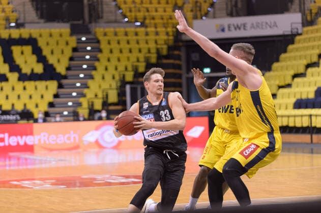 Patrick HECKMANN 33 ratiopharm ulm , Rickey PAULDING 23 EWE Baskets Oldenburg , Rasid MAHALBASIC 24 EWE Baskets Oldenburg EWE Baskets Oldenburg vs ratiopharm Ulm, Basketball, easyCredit BBL Bundesliga, 24 04 2021, 30 Matchday, Season 2020 2021 Copyright xErikxHillmer EIBNERx EP ehr EWE Baskets Oldenburg vs ratiopharm Ulm, Basketball, easyCredit BBL Bundesliga, 24 04 2021, 30 Matchday, Season 2020 2021 Oldenburg Copyright: xErikxHillmer EIBNERx EP_ehr
