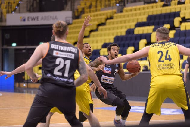 Phil PRESSEY 25 EWE Baskets Oldenburg , Troy CAUPAIN 23 ratiopharm ulm EWE Baskets Oldenburg vs ratiopharm Ulm, Basketball, easyCredit BBL Bundesliga, 24 04 2021, 30 Matchday, Season 2020 2021 Copyright xErikxHillmer EIBNERx EP ehr EWE Baskets Oldenburg vs ratiopharm Ulm, Basketball, easyCredit BBL Bundesliga, 24 04 2021, 30 Matchday, Season 2020 2021 Oldenburg Copyright: xErikxHillmer EIBNERx EP_ehr