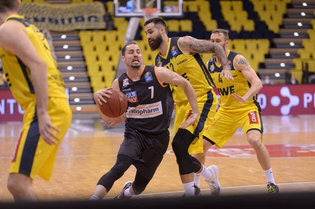 John PETRUCELLI 7 ratiopharm ulm pulls to the basket against Martin BREUNIG 12 EWE Baskets Oldenburg , Keith HORNSBY 4 EWE Baskets Oldenburg EWE Baskets Oldenburg vs ratiopharm Ulm, Basketball, easyCredit BBL Bundesliga, 24 04 2021, 30 Matchday, Season 2020 2021 Copyright xErikxHillmer EIBNERx EP ehr EWE Baskets Oldenburg vs ratiopharm Ulm, Basketball, easyCredit BBL Bundesliga, 24 04 2021, 30 Matchday, Season 2020 2021 Oldenburg Copyright: xErikxHillmer EIBNERx EP_ehr