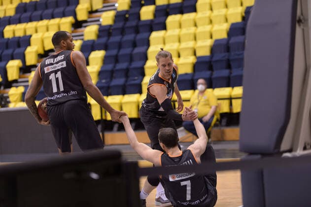 Isaiah WILKINS 11 ratiopharm ulm , Thomas KLEPEISZ 22 ratiopharm ulm help John PETRUCELLI 7 ratiopharm ulm after a collision high EWE Baskets Oldenburg vs ratiopharm Ulm, Basketball, easyCredit BBL Bundesliga, 24 04 2021, 30 Matchday, Season 2020 2021 Copyright xErikxHillmer EIBNERx EP ehr EWE Baskets Oldenburg vs ratiopharm Ulm, Basketball, easyCredit BBL Bundesliga, 24 04 2021, 30 Matchday, Season 2020 2021 Oldenburg Copyright: xErikxHillmer EIBNERx EP_ehr