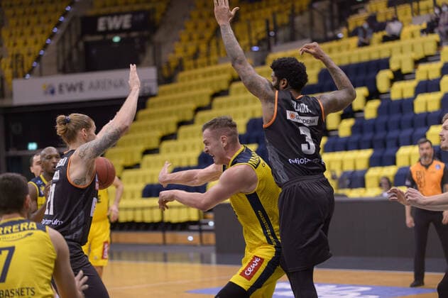 Rasid MAHALBASIC 24 EWE Baskets Oldenburg , Cameron CLARK 3 ratiopharm ulm EWE Baskets Oldenburg vs ratiopharm Ulm, Basketball, easyCredit BBL Bundesliga, 24 04 2021, 30 Matchday, Season 2020 2021 Copyright xErikxHillmer EIBNERx EP ehr EWE Baskets Oldenburg vs ratiopharm Ulm, Basketball, easyCredit BBL Bundesliga, 24 04 2021, 30 Matchday, Season 2020 2021 Oldenburg Copyright: xErikxHillmer EIBNERx EP_ehr