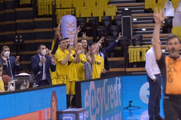 EWE Baskets bench cheers for a three-pointer EWE Baskets Oldenburg vs ratiopharm Ulm, Basketball, easyCredit BBL Bundesliga, 24 04 2021, 30 Matchday, Season 2020 2021 Copyright xErikxHillmer EIBNERx EP ehr EWE Baskets Oldenburg vs ratiopharm Ulm, Basketball, easyCredit BBL Bundesliga, 24 04 2021, 30 Matchday, Season 2020 2021 Oldenburg Copyright: xErikxHillmer EIBNERx EP_ehr