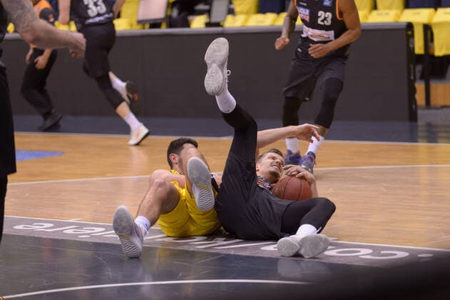 Sebastian HERRERA 7 EWE Baskets Oldenburg and Andreas OBST 13 ratiopharm ulm land on the ground after a collision EWE Baskets Oldenburg vs ratiopharm Ulm, Basketball, easyCredit BBL Bundesliga, 24 04 2021, Matchday 30, Season 2020 2021 Copyright xErikxHillmer EIBNERx EP ehr EWE Baskets Oldenburg vs ratiopharm Ulm, Basketball, easyCredit BBL Bundesliga, 24 04 2021, Matchday 30, Season 2020 2021 Oldenburg. Copyright: xErikxHillmer EIBNERx EP_ehr