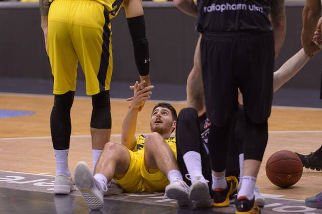 Sebastian HERRERA 7 EWE Baskets Oldenburg lies on the ground after a collision EWE Baskets Oldenburg vs ratiopharm Ulm, Basketball, easyCredit BBL Bundesliga, 24 04 2021, 30 Matchday, Season 2020 2021 Copyright xErikxHillmer EIBNERx EP ehr EWE Baskets Oldenburg vs ratiopharm Ulm, Basketball, easyCredit BBL Bundesliga, 24 04 2021, 30 Matchday, Season 2020 2021 Oldenburg Copyright: xErikxHillmer EIBNERx EP_ehr