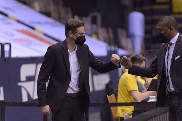 Torsten LEIBENATH Sports Director ratiopharm Ulm high-fives with Tyron MCCOY Co Trainer Assistant Coach ratiopharm ulm EWE Baskets Oldenburg vs ratiopharm Ulm, Basketball, easyCredit BBL Bundesliga, 24 04 2021, 30 Matchday, Season 2020 2021 Copyright xErikxHillmer EIBNERx EP ehr EWE Baskets Oldenburg vs ratiopharm Ulm, Basketball, easyCredit BBL Bundesliga, 24 04 2021, 30 Matchday, Season 2020 2021 Oldenburg Copyright: xErikxHillmer EIBNERx EP_ehr