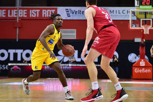 24 04 2021, xbrx, Basketball BBL Bundesliga, Giessen 46ers MHP Riesen Ludwigsburg emspor, v l dribbling, dribbles with the ball, carries the ball, Smith, Jaleen 3 MHP Riesen Ludwigsburg , James Jr , Scottie 31 Giessen 46ers Giessen
