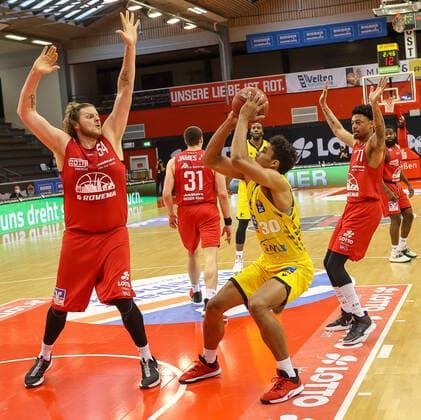 John Bryant JobStairs GIESSEN 54 and Oscar da Silva MHP Riesen Ludwigsburg 30 , JobStairs GIESSEN 46ers vs, MHP Riesen Ludwigsburg, Basketball, Basketball Bundesliga, 30 Spieltag, 24 04 2021, JobStairs GIESSEN 46ers vs, MHP Riesen Ludwigsburg, Basketball, Basketball Bundesliga, 30 Spieltag, 24 04 2021, Photo EIBNER Joerg Niebergall Giessen Copyright: xJoergxNiebergall Eibner-Pressefox EP_JNL