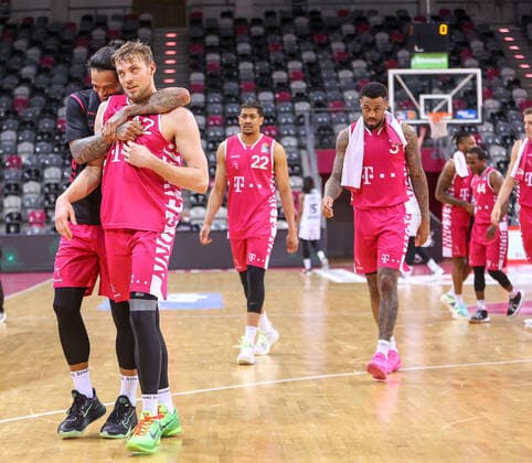 Won Chris Babb I Bonn 7 hearts Kilian Binapel Bonn 12 , Telekom Baskets Bonn vs Niners Chemnitz, Basketball, 1 Easy Credit Bundesliga, 30 Matchday, 25 04 2021, Telekom Baskets Bonn vs Niners Chemnitz, Basketball, 1 Easy Credit Bundesliga, 30 Matchday, 25 04 2021, Photo EIBNER Joerg Niebergall Bonn Copyright: xJoergxNiebergall Eibner-Pressefox EP_JNL