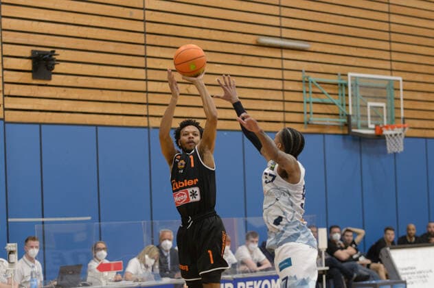 Nate BRITT 1 wiha Panthers Schwenningen , Trey Curtis Lee DAVIS 57 Eisbaeren Bremerhaven Eisbären Bremerhaven vs wiha Panthers Schwenningen, Basketball, 2 Bundesliga ProA, 26 04 2021, 3 game day of playoffs, Season 2020 2021 Copyright xErikxHillmer EIBNERx EP ehr Eisbären Bremerhaven vs wiha Panthers Schwenningen, Basketball, 2 Bundesliga ProA, 26 04 2021, 3 matchday of the playoffs, Season 2020 2021 Bremerhaven Copyright: xErikxHillmer EIBNERx EP_ehr