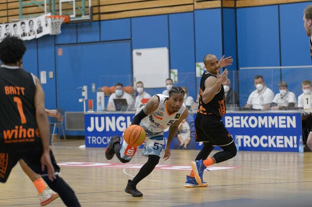 Trey Curtis Lee DAVIS 57 Eisbaeren Bremerhaven surrounds Chris FRAZIER 2 wiha Panthers Schwenningen Eisbären Bremerhaven vs wiha Panthers Schwenningen, Basketball, 2 Bundesliga ProA, 26 04 2021, 3 game day of the playoffs, Season 2020 2021 Copyright xErikxHillmer EIBNERx EP ehr Eisbären Bremerhaven vs wiha Panthers Schwenningen, Basketball, 2 Bundesliga ProA, 26 04 2021, 3 matchday of the playoffs, Season 2020 2021 Bremerhaven Copyright: xErikxHillmer EIBNERx EP_ehr