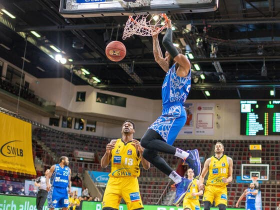 Yorman Polas Bartolo MHP Riesen Ludwigsburg, 13 , Kamari Murphy Fraport Skyliners, 21 , MHP Riesen Ludwigsburg vs FRAPORT SKYLINERS, Basketball, Bundesliga, easycredit BBL, 27 04 2021, MHP Riesen Ludwigsburg vs FRAPORT SKYLINERS, Basketball, Bundesliga, easycredit BBL, 27 04 2021 Ludwigsburg Copyright: xEibner-Pressefoto SaschaxWaltherx EP_swa