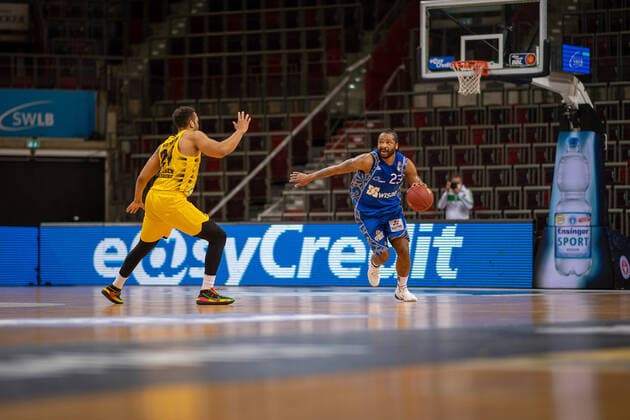 Andrew Warren MHP Riesen Ludwigsburg, 24 , Quantez Robertson Fraport Skyliners, 23 , MHP Riesen Ludwigsburg vs FRAPORT SKYLINERS, Basketball, Bundesliga, easycredit BBL, 27 04 2021, MHP Riesen Ludwigsburg vs FRAPORT SKYLINERS, Basketball, Bundesliga, easycredit BBL, 27 04 2021 Ludwigsburg Copyright: xEibner-Pressefoto SaschaxWaltherx EP_swa