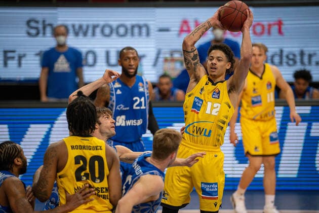 Jonah Radebaugh MHP Riesen Ludwigsburg, 12 , Kamari Murphy Fraport Skyliners, 21 , MHP Riesen Ludwigsburg vs FRAPORT SKYLINERS, Basketball, Bundesliga, easycredit BBL, 27 04 2021, MHP Riesen Ludwigsburg vs FRAPORT SKYLINERS, Basketball, Bundesliga, easycredit BBL, 27 04 2021 Ludwigsburg Copyright: xEibner-Pressefoto SaschaxWaltherx EP_swa