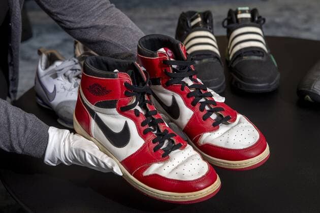 Geneva Geneve Genf (Switzerland Schweiz Suisse), 28 04 2021.- A person shows shoes of former NBA, Basketball Herren, USA player Michael Jordan Game Worn 1985 Player Sample Air Jordan 1s estimated to sell between 100,000 and 150,000 Swiss francs (CHF), during a Sotheby s preview at the boutique Buchere, in Geneva, Switzerland, 28 April 2021. Sotheby s presents Gamers Only , a selective online auction of game-worn sneakers from some of basketball s greatest athletes until 12 May. (Baloncesto, Jordania, Suiza, Ginebra) Sotheby s auction Gamers Only !ACHTUNG: NUR REDAKTIONELLE NUTZUNG! Copyright: xSALVATORExDIxNOLFIx EA3466 0116997416st