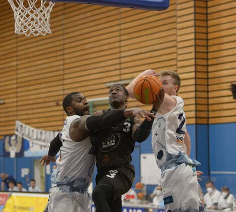 Richard WILLIAMS 3 VfL Kirchheim Knights tries to get by Will William Lee DANIELS 6 Eisbaeren Bremerhaven and Maximilian Ellis UGRAI 26 Eisbaeren Bremerhaven Eisbären Bremerhaven vs VfL Kirchheim Knights, Basketball, 2 Bundesliga ProA, 29 04 2021, 5 match day of playoffs, 2020 2021 season Copyright xErikxHillmer EIBNERx EP ehr Eisbären Bremerhaven vs VfL Kirchheim Knights, Basketball, 2 Bundesliga ProA, 29 04 2021, 5 match day of playoffs, 2020 2021 season Bremerhaven Copyright: xErikxHillmer EIBNERx EP_ehr