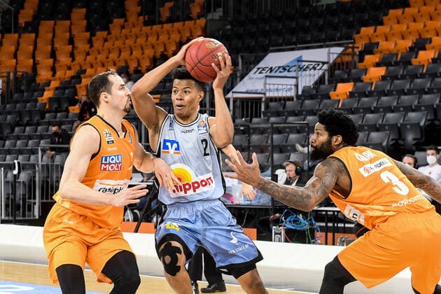 GER, BBL, ratiopharm ulm vs HAKRO Merlins Crailsheim 29 04 2021, ratiopharm arena, Neu Ulm, GER, BBL, ratiopharm ulm vs HAKRO Merlins Crailsheim, in picture Trae Bell Haynes Crailsheim, 2 sets against John Petrucelli Ulm, 7 and Cameron Clark Ulm, 3 nordphotoxGmbHx xHafner nph00200