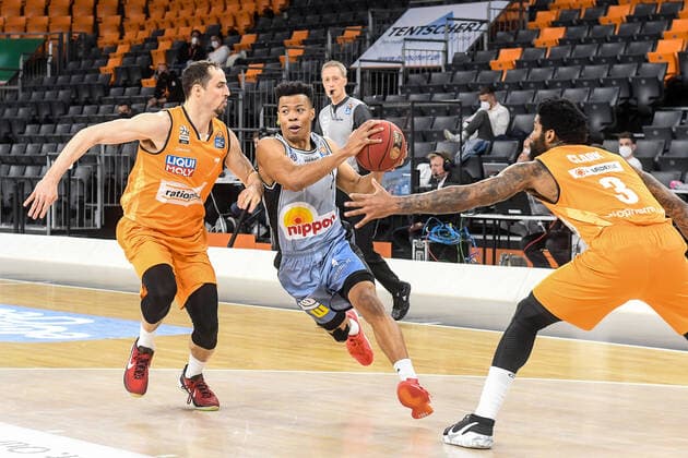 GER, BBL, ratiopharm ulm vs HAKRO Merlins Crailsheim 29 04 2021, ratiopharm arena, Neu Ulm, GER, BBL, ratiopharm ulm vs HAKRO Merlins Crailsheim, in picture Trae Bell Haynes Crailsheim, 2 sets against John Petrucelli Ulm, 7 and Cameron Clark Ulm, 3 nordphotoxGmbHx xHafner nph00200