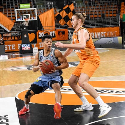 GER, BBL, ratiopharm ulm vs HAKRO Merlins Crailsheim 29 04 2021, ratiopharm arena, Neu Ulm, GER, BBL, ratiopharm ulm vs HAKRO Merlins Crailsheim, in picture Trae Bell Haynes Crailsheim, 2 tries to assert himself against Dylan Osetkowski Ulm, 21 nordphotoxGmbHx xHafner nph00200