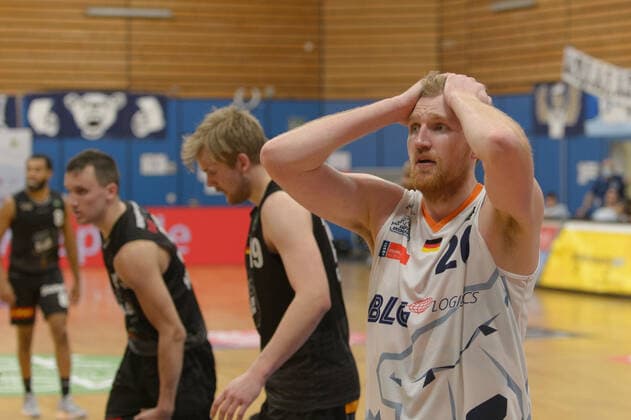 Maximilian Ellis UGRAI 26 Eisbaeren Bremerhaven is frustrated Eisbären Bremerhaven vs VfL Kirchheim Knights, Basketball, 2 Bundesliga ProA, 29 04 2021, 5 matchday of playoffs, season 2020 2021 Copyright xErikxHillmer EIBNERx EP ehr Eisbären Bremerhaven vs VfL Kirchheim Knights, Basketball, 2 Bundesliga ProA, 29 04 2021, 5 matchday of playoffs, season 2020 2021 Bremerhaven Copyright: xErikxHillmer EIBNERx EP_ehr