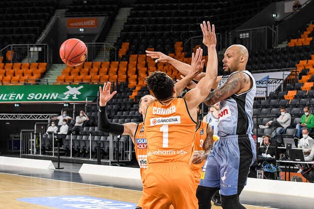 GER, BBL, ratiopharm ulm vs HAKRO Merlins Crailsheim 29 04 2021, ratiopharm arena, Neu Ulm, GER, BBL, ratiopharm ulm vs HAKRO Merlins Crailsheim, in picture Maurice Stuckey Crailsheim, 3 cant be prevented from passing by Demitrius Conger Ulm, 1 and Thomas Klepeisz Ulm, 22 nordphotoxGmbHx xHafner nph00200