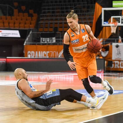 GER, BBL, ratiopharm ulm vs HAKRO Merlins Crailsheim 29 04 2021, ratiopharm arena, Neu Ulm, GER, BBL, ratiopharm ulm vs HAKRO Merlins Crailsheim, in picture Maurice Stuckey Crailsheim, 3 fouls Thomas Klepeisz Ulm, 22 and falls down himself nordphotoxGmbHx xHafner nph00200