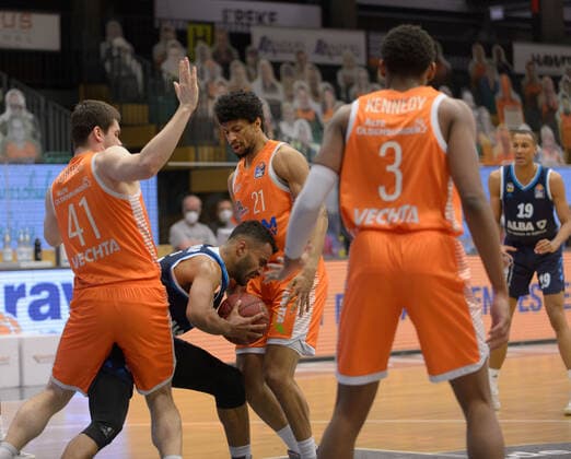 Will VORHEES 41 Rasta Vechta , Johannes THIEMANN 32 Alba Berlin , Jordan BARNETT 21 Rasta Vechta fight for the ball Rasta Vechta vs Alba Berlin, Basketball, easyCredit BBL Bundesliga, 30 04 2021, 31 Matchday, Season 2020 2021 Copyright xErikxHillmer EIBNERx EP ehr Rasta Vechta vs Alba Berlin, Basketball, easyCredit BBL Bundesliga, 30 04 2021, 31 Matchday, Season 2020 2021 Vechta Copyright: xErikxHillmer EIBNERx EP_ehr