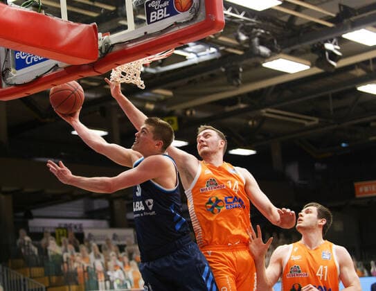 Ben LAMMERS 50 Alba Berlin on a basket against Philipp HERKENHOFF 14 Rasta Vechta Rasta Vechta vs Alba Berlin, Basketball, easyCredit BBL Bundesliga, 30 04 2021, 31 Matchday, Season 2020 2021 Copyright xErikxHillmer EIBNERx EP ehr Rasta Vechta vs Alba Berlin, Basketball, easyCredit BBL Bundesliga, 30 04 2021, 31 Matchday, Season 2020 2021 Vechta Copyright: xErikxHillmer EIBNERx EP_ehr